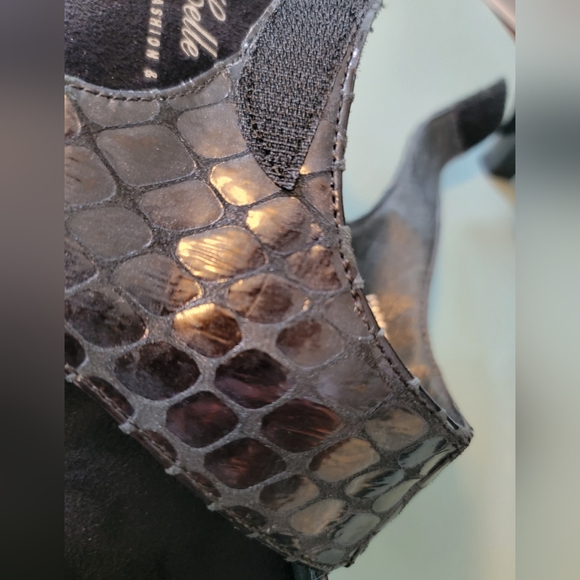 NWOB Helle Comfort Women's Velcro Strap Black  Faux Snake Skin Kitten Heel - 11 - Picture 3 of 9